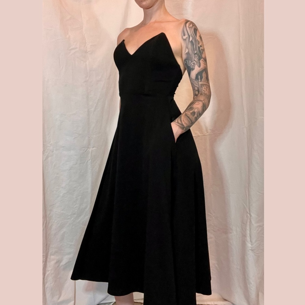 Pointed sweetheart neckline midi dress